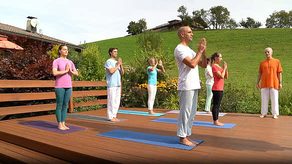 Yoga Seminar auf der Terrasse von dem Yoga Hotel Pointner in Tirol